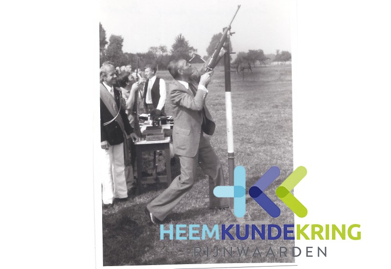 Aerdt Kermis Eensgezind heid 1983 Burg. Hans Habes lost het eerste schot Coll. G.B.Janssen F00000413